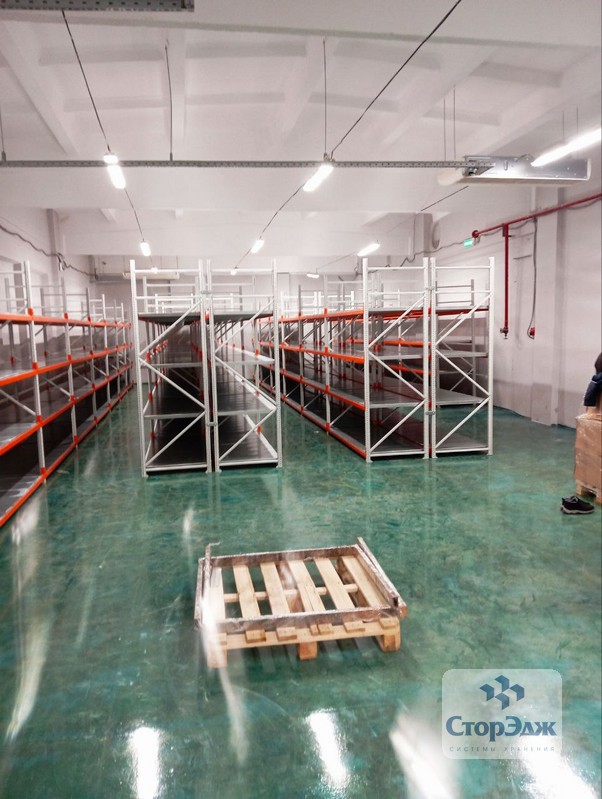 Склад полочного хранения